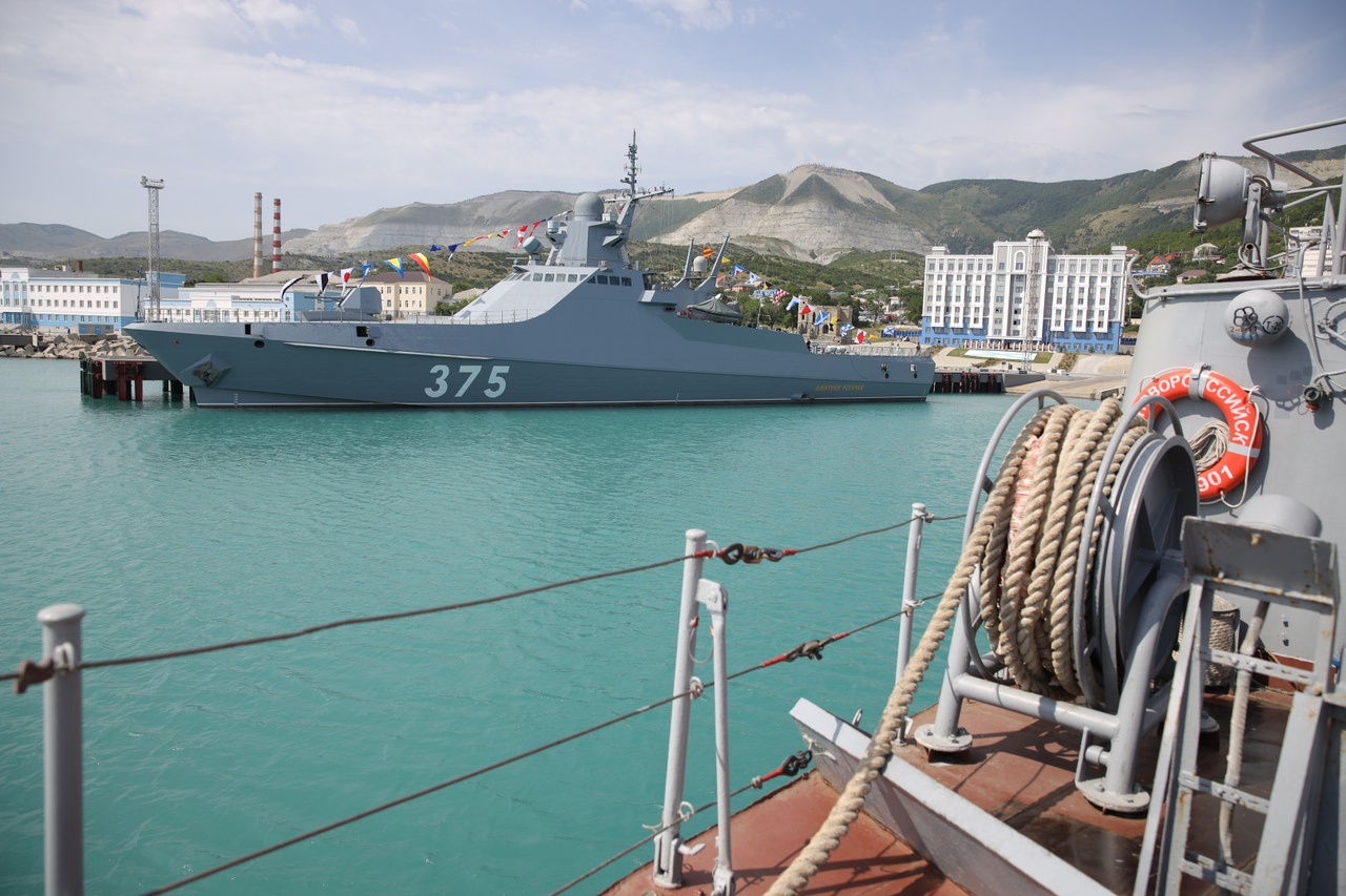 8 кораблей. День Новороссийской военно-морской базы ВМФ России 8 сентября. Проект 23770 Северное ПКБ. Новые корабли Новороссийской военно-морской базы. Проект 23770 корабль.