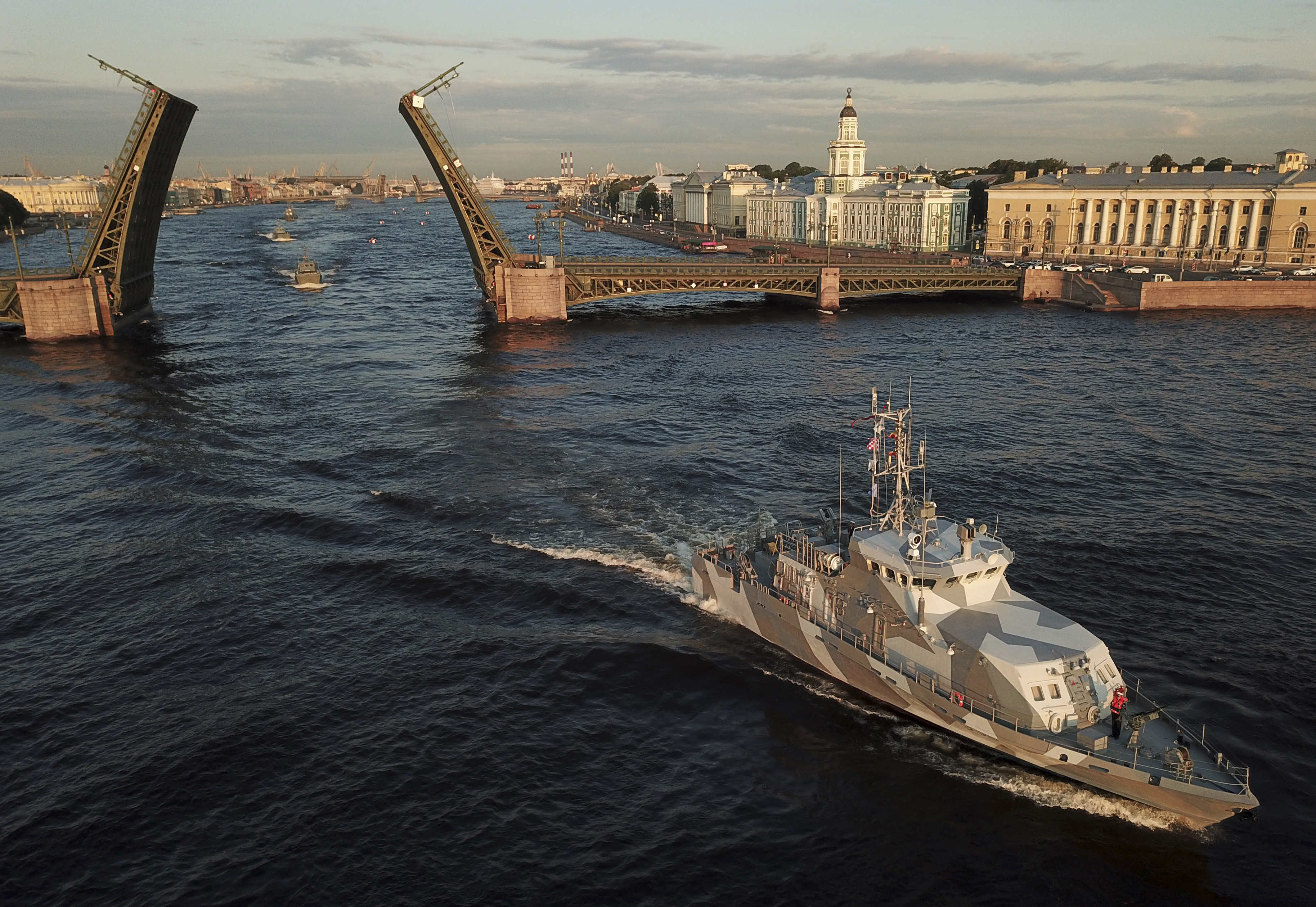 Корабли санкт петербурга вмф. День ВМФ парад кораблей Санкт-Петербург. Корабль на Неве Санкт-Петербург. Корабль в СПБ на Неве. Парусники в СПБ на Неве.